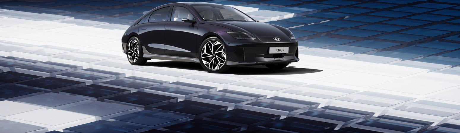 I en futuristisk setting ses en elektrisk mørkeblå Hyundai IONIQ 6
